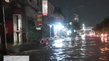 投票日,雅加达的数十条道路和7辆RT被淹没高达1.3米