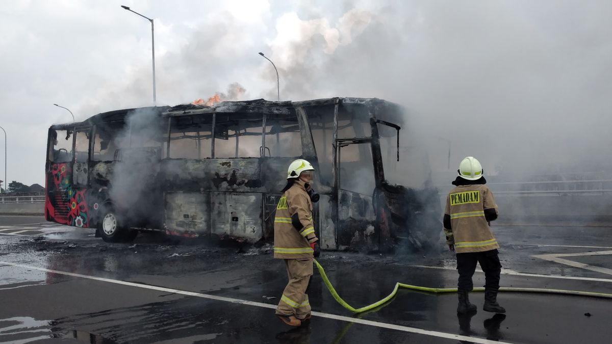Padam, le bus qui a pris feu sur la route à péage dans la direction de Tanjung Priok a subi une perte naturelle de 500 millions de roupies