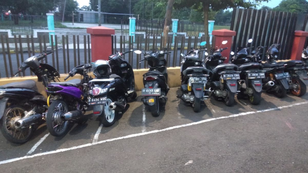 Allegedly Doing Illegal Racing At The Bintaro Toll Exit, 12 Youth And 9 Motors Was Secured By The Police