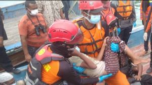 The SAR Team For The Evacuation Of Six Rohingya Immigrants Due To Illness In South Aceh