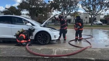Electric Car Battery Fire Disposal Fire Firefighters During Hurricane Ian Melanda Florida