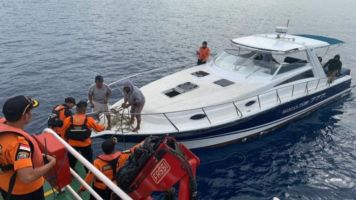 The SAR Team For The Evacuation Of 11 Passengers Of The Fuel Tank Leaked Ship In North Buton