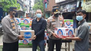 Korban Kebakaran Tambora Dapat Bantuan Makanan Cepat Saji dari Kepolisian
