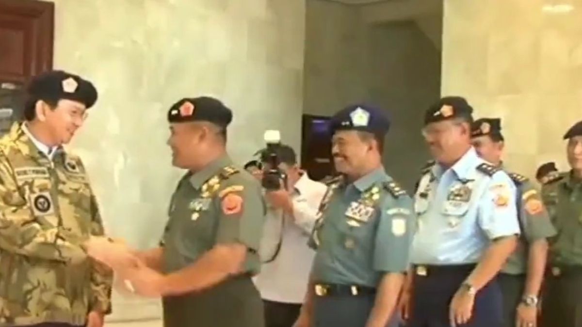 アホックに敬意を持って行進するインドネシア国軍将校のビデオ