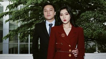 Use Red Outfits, This Is A Portrait Of Isyana Sarasvati Accompanying Her Husband Of Graduation To Hold Specialist Doctors At UI