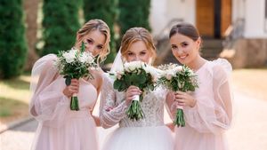 6 مهام Bridesmaid في الزواج ، ليس فقط Au Pagar