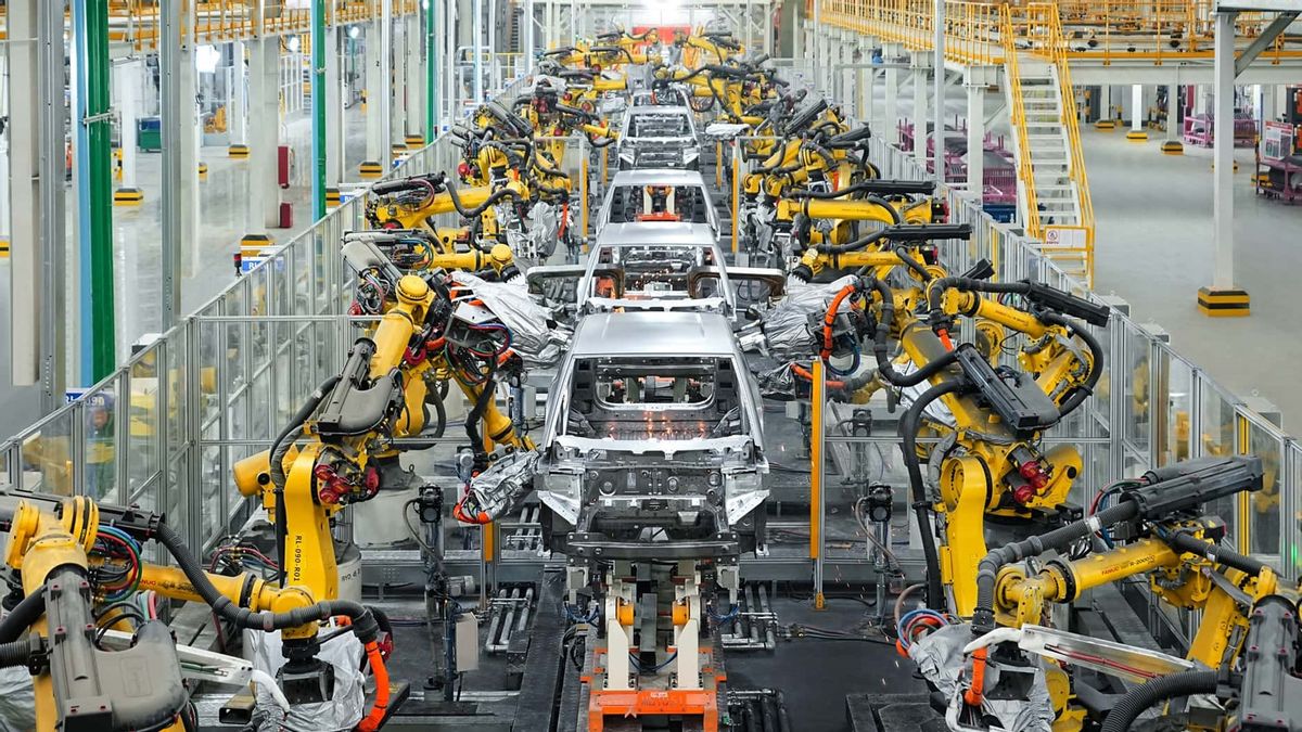 BYDはEV業界の圧力の中、10万人の従業員を削減