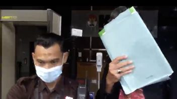 Covering The Face With A Blue Folder After Being Examined By The KPK, The Head Of PUPR District Of Bogor Regency: I'm Afraid To Answer Wrongly