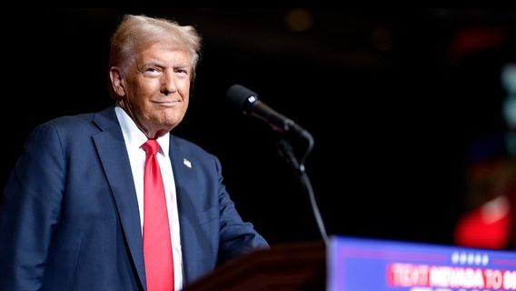 L’homme arrêté pendant la campagne de Trump en Californie a été accusé d’armes à feu