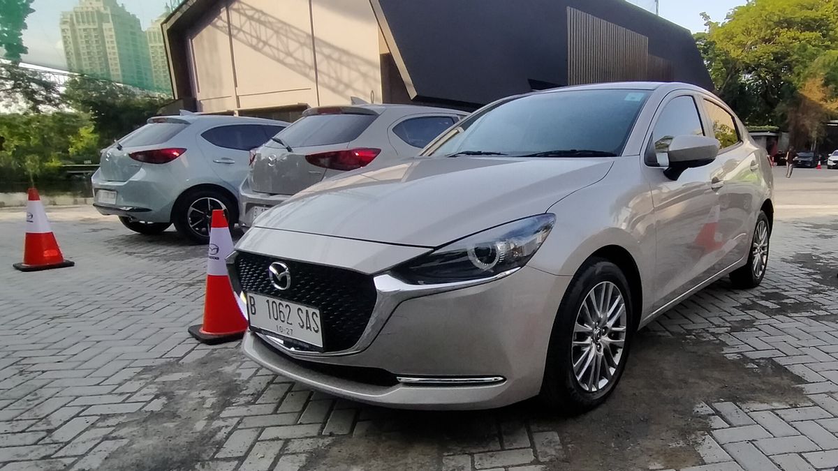 Short Dating With Mazda2 Sedan: Offers Precision Driving With Elegant Design