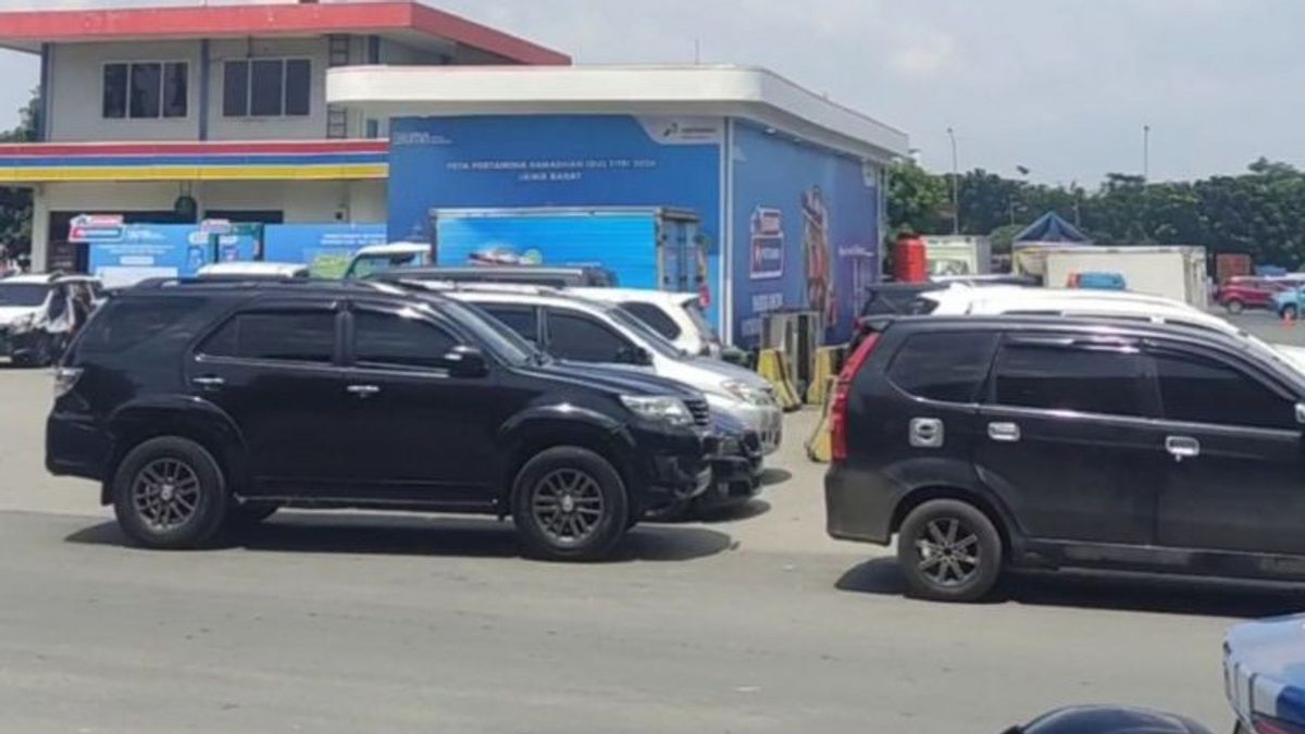 Police Implement Open Close At Rest Area KM 57 Jakarta - Cikampek Toll Road