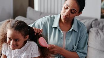 Anak Anda Tak Mau Disisir? Cobalah Tips Merapikan Rambut Anak Ini