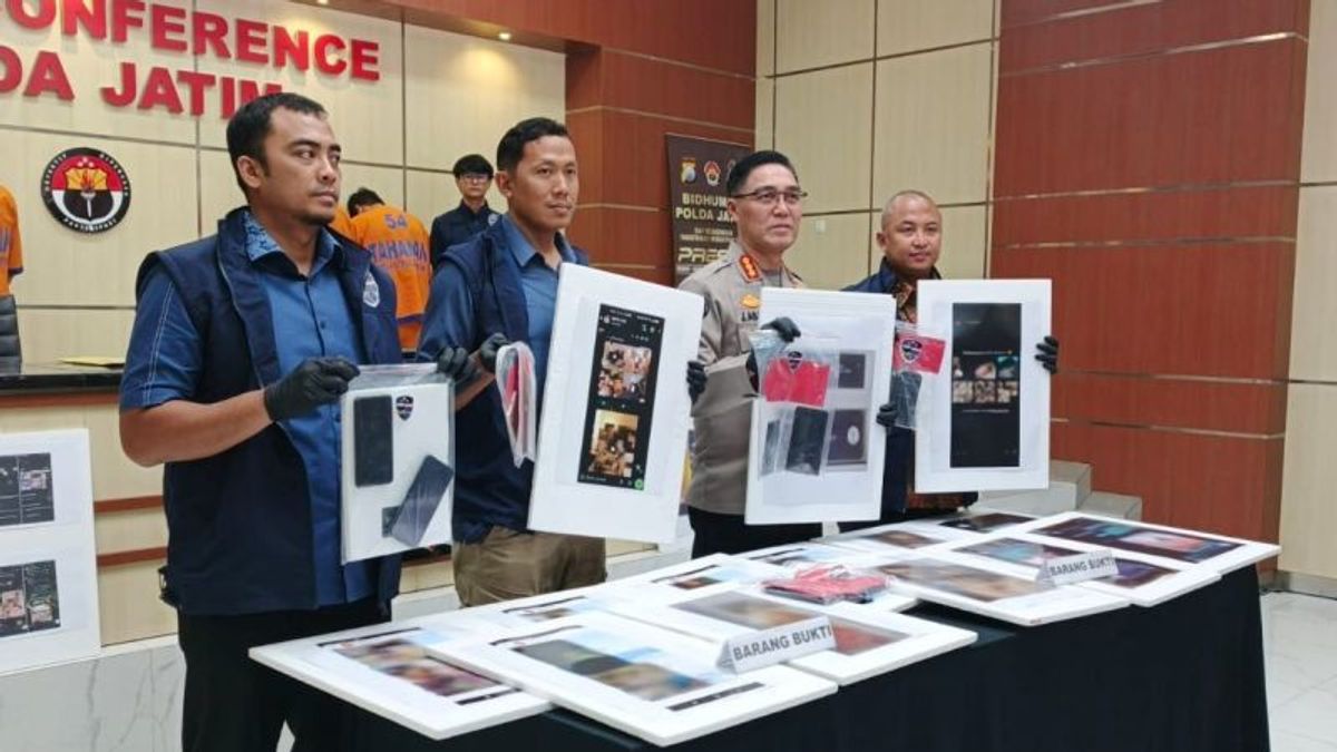 東ジャワ警察、フェイスブックグループの管理者ゲイ・トゥバン・ラモンガン・ボジョネゴロを逮捕