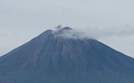 Gunung Semeru Alami 159 Erupsi Sepanjang Kamis dan Masih Berlangsung hingga Jumat