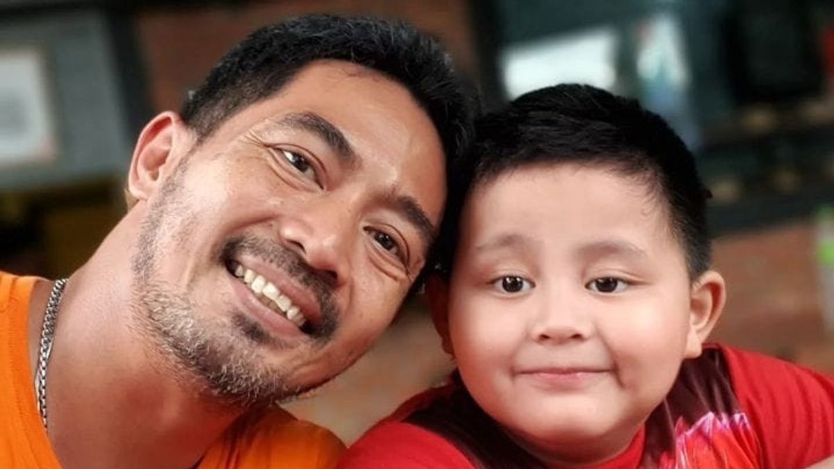 Sebulan Tak Bertemu Anak, Yama Carlos Minta Warganet Beri Tahu Keberadaannya