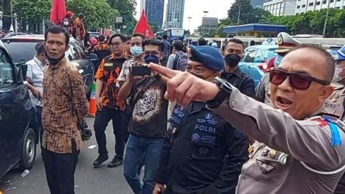 'Who Hit My Men?', Snapped The Director Of Traffic Police Of The Metro To The Pemuda Pancasila Who Were Demonstrating
