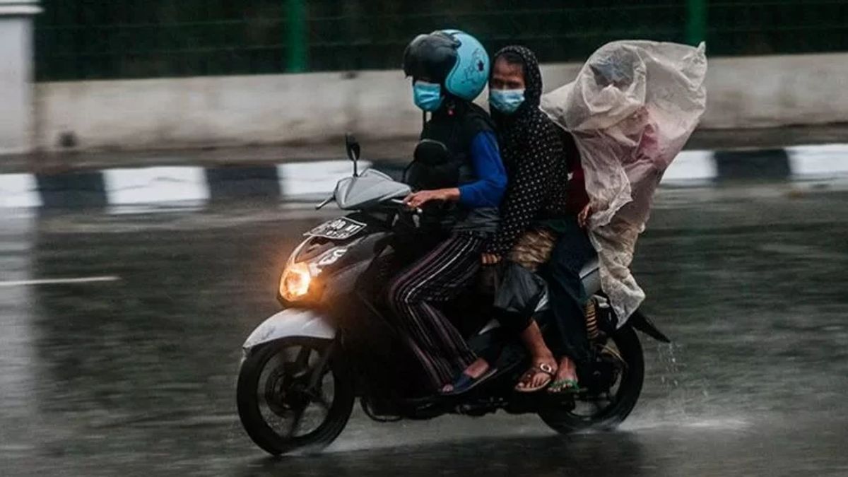 Hujan Estrem Masih Berpotensi Guyur Sumatera-Jawa, BMKG: Dipengaruhi Bibit Siklon 92S 