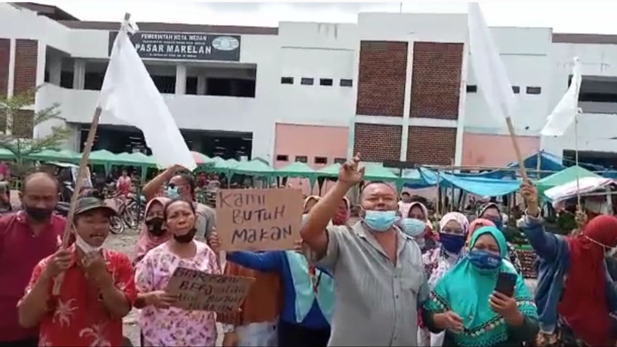 PPKM Level 4 Diperpanjang, Pedagang Pasar di Medan Kibarkan Bendera Putih, Angkat Tulisan 'Kami Butuh Makan'