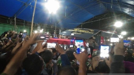 Rumah Lettu Marinir Anumerta M Iqbal Penuh Pelayat, Tangis Warga Pecah Saat Peti Berbalut Merah Putih Dikeluarkan