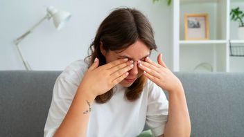 メガネの疲れとマイナス症候群の症例は、ガジェットを長時間使用することによって増加します