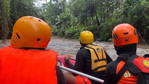 搜救队仍在巴厘岛的爱咏河上漂流时寻找被水流拖曳的美国高加索人