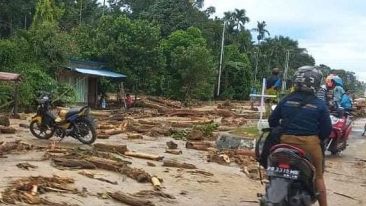 在遭受山洪暴发后，条件恶劣，Teluk Wondama Regency期望政府提供援助