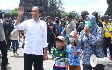 Akhir Pekan Jokowi Bareng Cucu Keliling Candi Prambanan