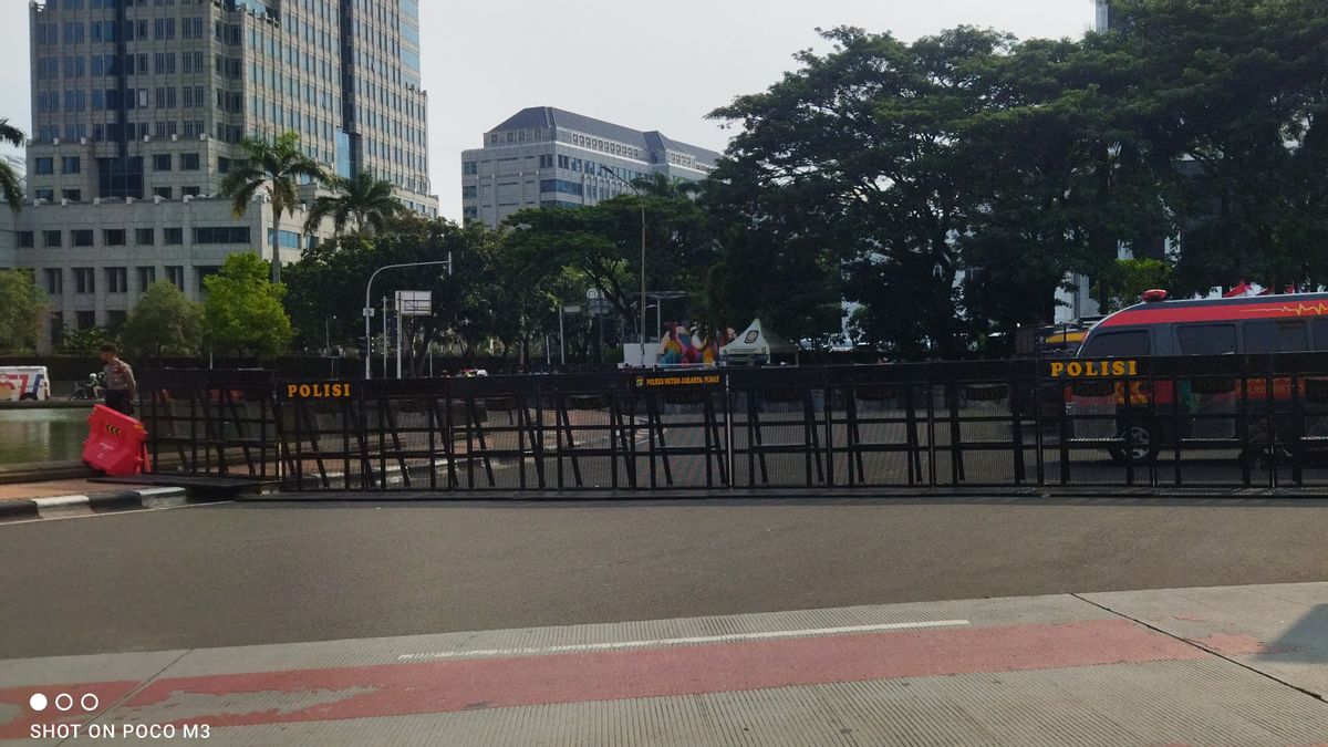 Jalan Medan Merdeka Selatan et Medan Merdeka Ouest fermées avant une manifestation sur une statue de cheval