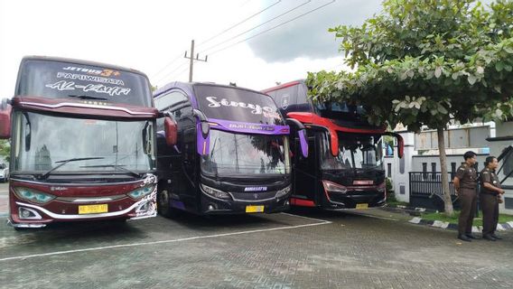 Jaksa Sita 3 Bus SMK 2 PGRI Ponorogo terkait Kasus Korupsi Dana BOS