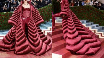 Melirik Gaya Glamor Gigi Hadid dengan Gaun Burgundy Mewah Versace di Met Gala 2022
