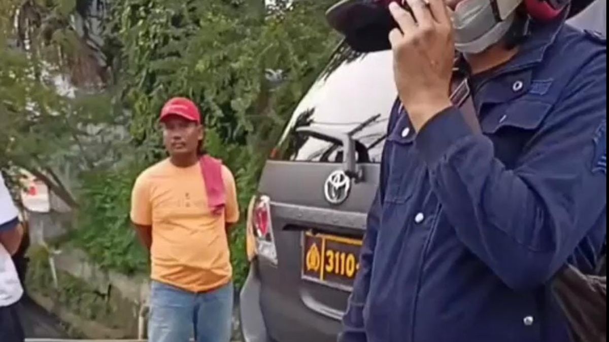 ラワマングンで無謀な警察サービスカー、赤信号を破り、オジョルの運転手を殴る