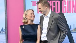 Pamela Anderson dan Liam Neeson ‘Cinlok’ Berkat <i>The Naked Gun</i>?