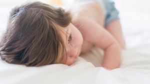 Ketika Mulai Aktif Bergerak, Ketahui Tips agar Bayi Tidak Jatuh dari Tempat Tidur