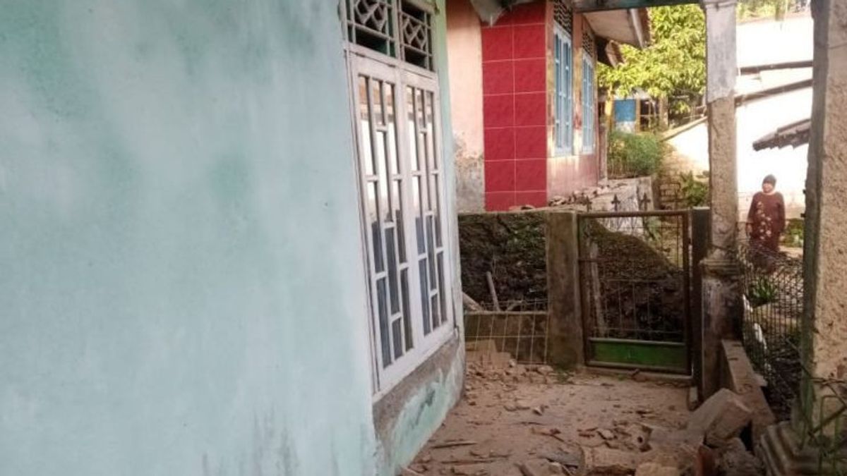 Hundreds of Houses in Sukabumi Damaged by the M4.6 Earthquake