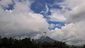 イブ・ムンタカン火山灰山高700メートル