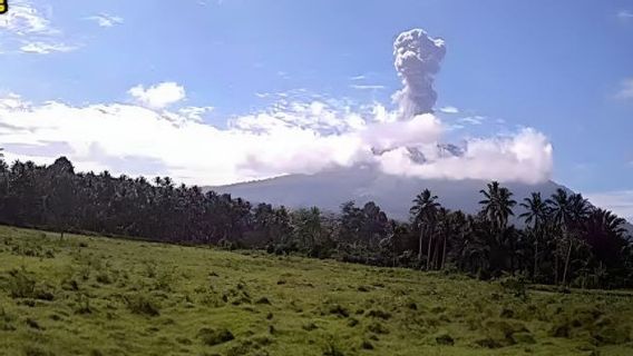 北マルクのイブ山噴火、ロンタランアブ高さ1.1キロメートル