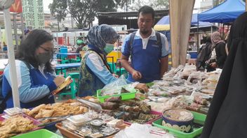 Sidak di Pasar Lama Tangerang, Petugas Kesehatan Periksa Takjil dengan Rapid Tes