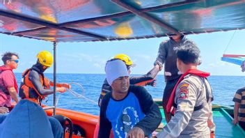 Pollutants Usut KM chargés de 200 poissons en fibres et 1,5 tonnes de soleil coulées dans les eaux de Kepri