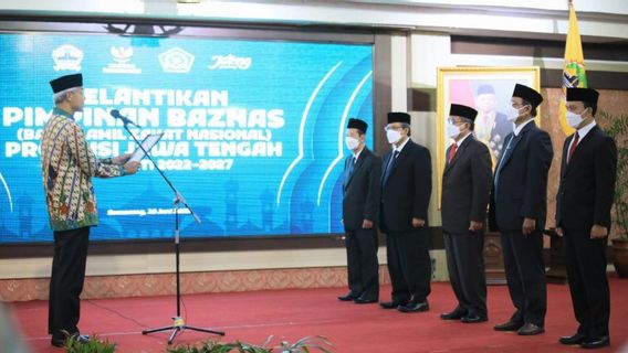 Lantik Pimpinan Baru, Ganjar Pranowo Minta Baznas Jateng Kreatif Maksimalkan Potensi Wakaf