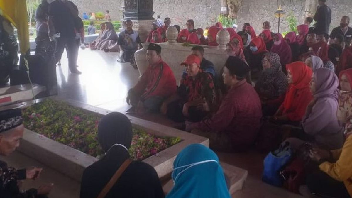 Jelang HUT RI: Ratusan Warga "Kampung Soekarno" Surabaya Ziarah ke Makam Bung Karno