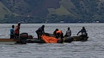 in, photo de foudre alors qu'il pêche dans le lac Sentani, un résident retrouvé mort