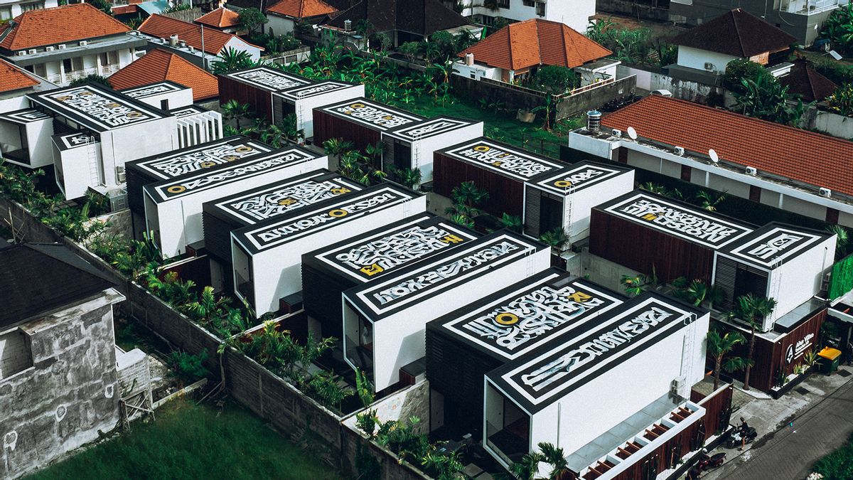 Russian Artist In Bali Creates Peace Calligraphy On A Villa Owned By A Ukrainian Businessman, Here's What It Looks Like