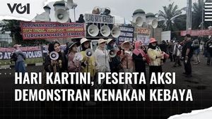 VIDEO: Hari Kartini, Peserta Aksi Demonstran Kenakan Kebaya