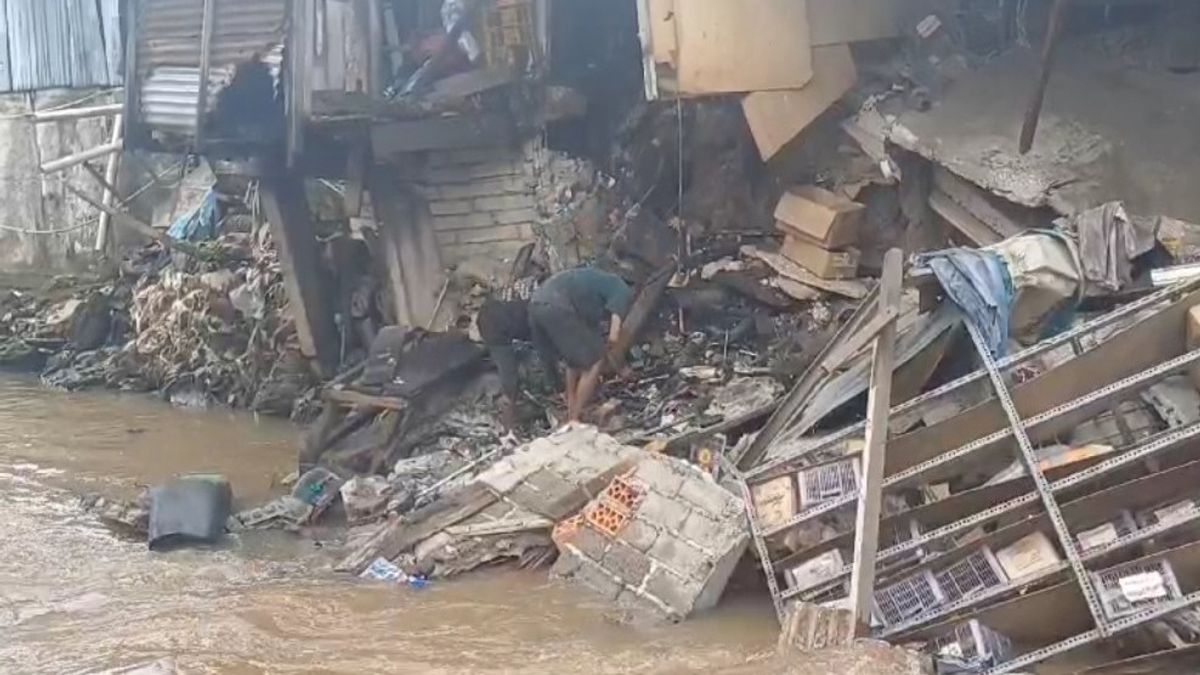 Due To Landslides, Shophouses On The Banks Of The Rebo Market River Collapsed, Owners Almost Drifted