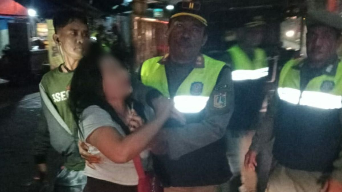 タナアバンの売春婦は、顧客を待っている間にSatpol PPに襲撃されました