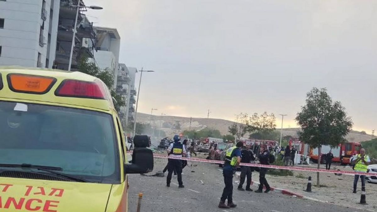 Rudal Iran Hantam Taman Teknologi Israel, Bangunan dan Mobil Rusak Hancur Terbakar