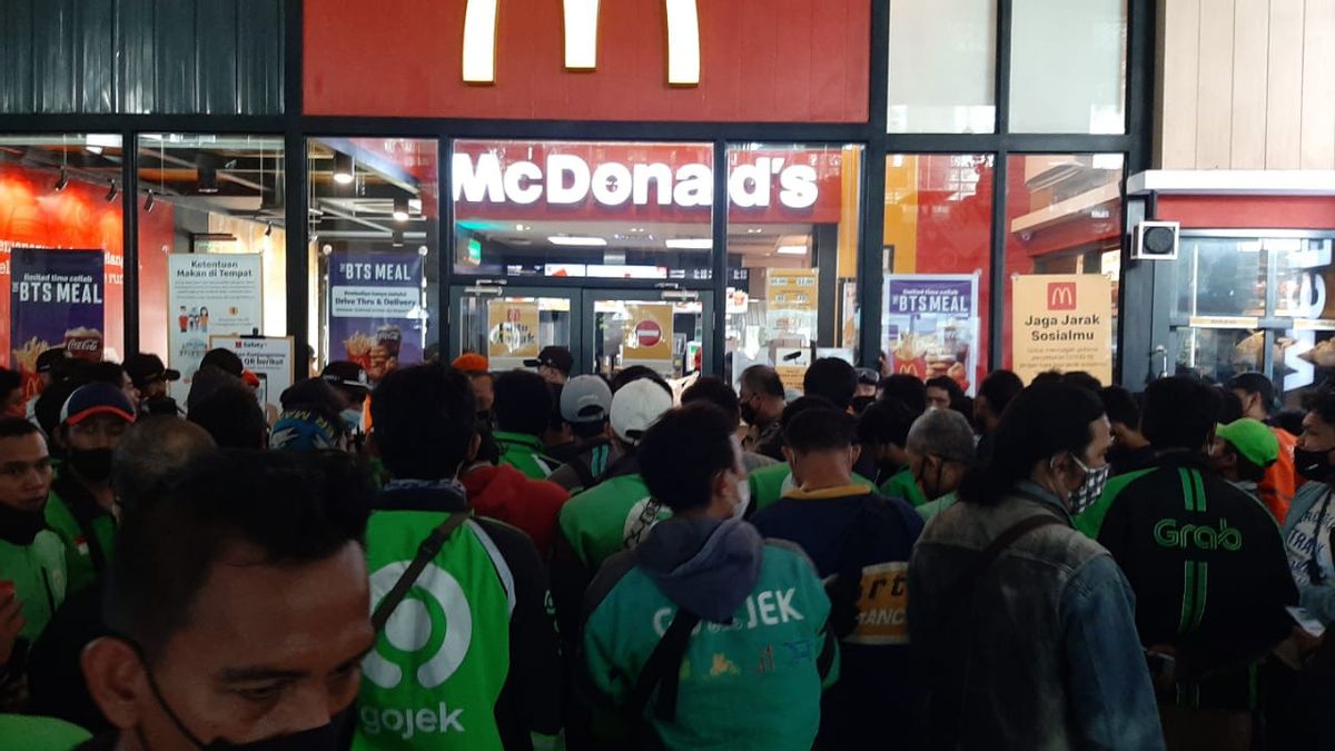 المرة الثانية ماكدونالدز في جاكرتا يجعل حالات الحشود خلال وباء