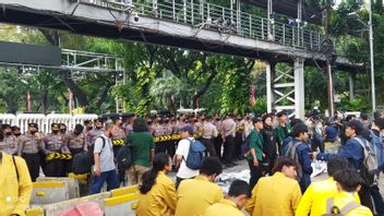 This Afternoon, Hundreds Of Students Still Fill Medan Merdeka Barat Road Section, Rejecting The Increase Fuel Prices