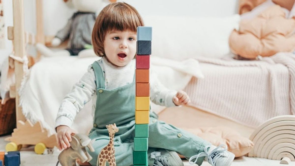 Orang Tua Memberikan Mainan Kepada Anak, Kapan Waktu yang Tepat? Berikut Penjelasan Ahli 