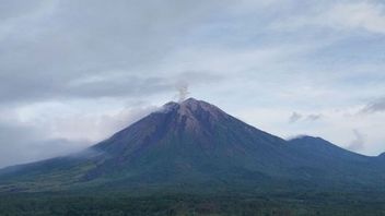 Vendredi matin, le mont Semeru a éruption cinq fois, les habitants sont invités à être plus vigilants